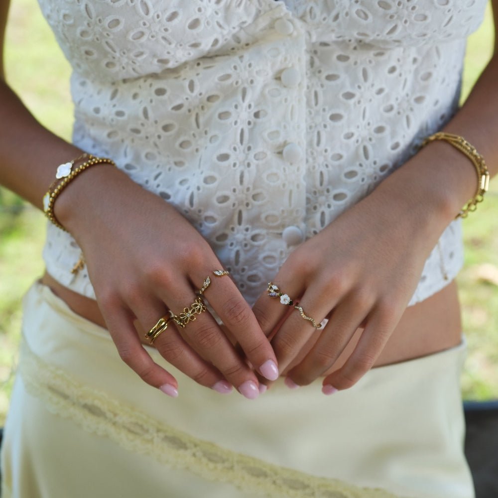 Anillo Flor Blanca de Cristal Oro
