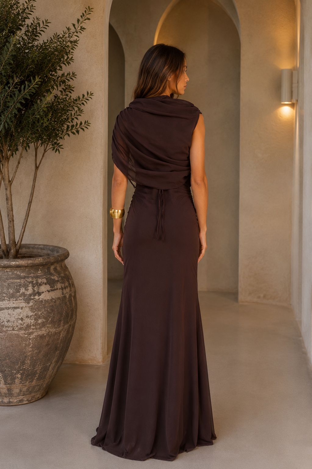 Mocha — Vestido Maxi Marrón de Fiesta con Drapeado | VeraLorenti