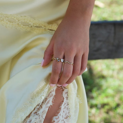 Anillo Flor Blanca de Cristal Oro