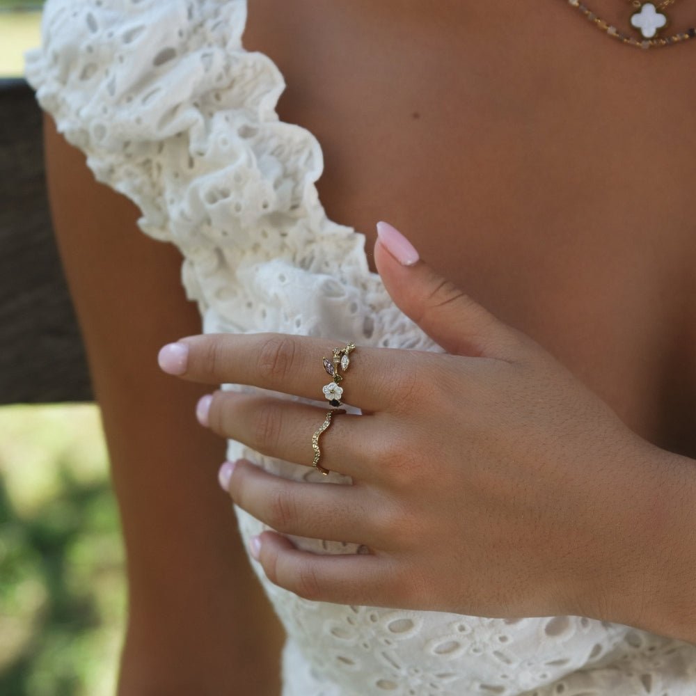 Anillo Flor Blanca de Cristal Oro