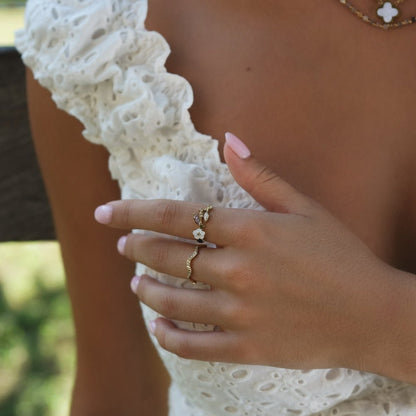 Anillo Flor Blanca de Cristal Oro